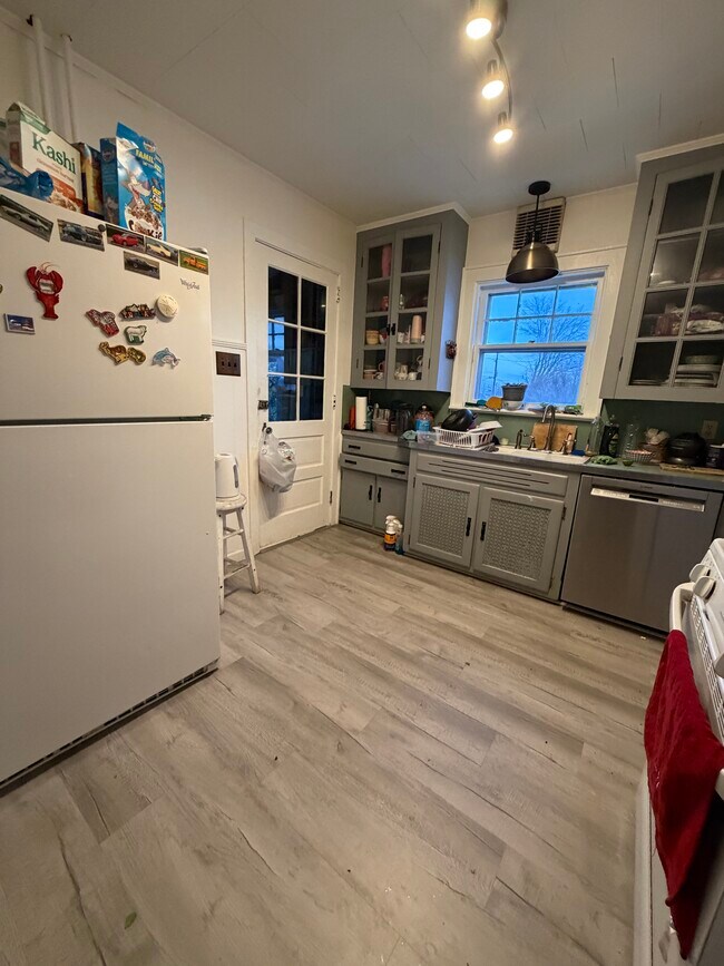 Building Photo - 1541 3rd Ave