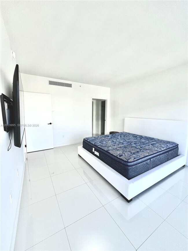 Building Photo - 9940 W Bay Harbor Dr