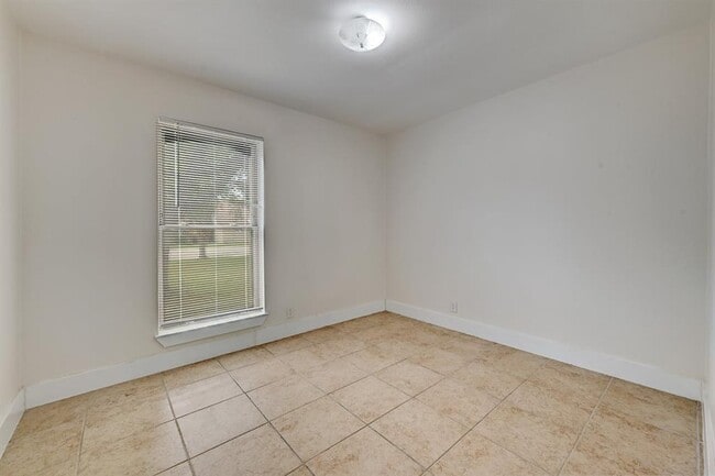 Building Photo - 509 Greenway Dr