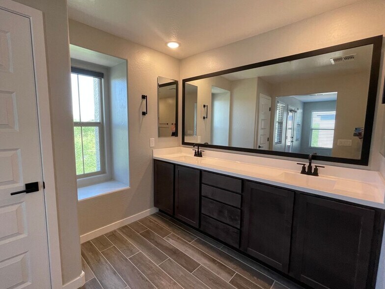 Building Photo - 20880 W Thomas Rd