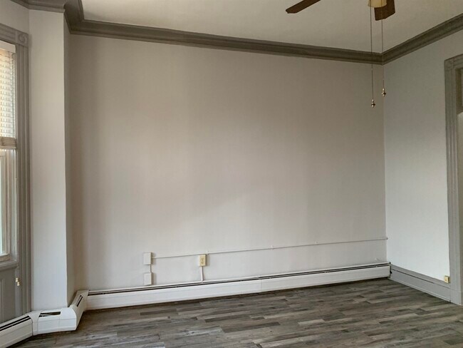 Building Photo - 210 Maple St