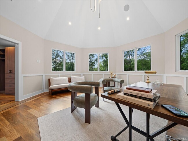 Building Photo - 5 N Hills Rd