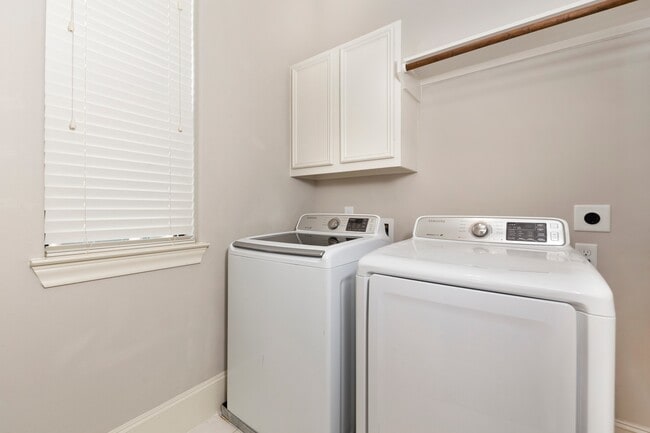 Building Photo - 1406 Hickory St