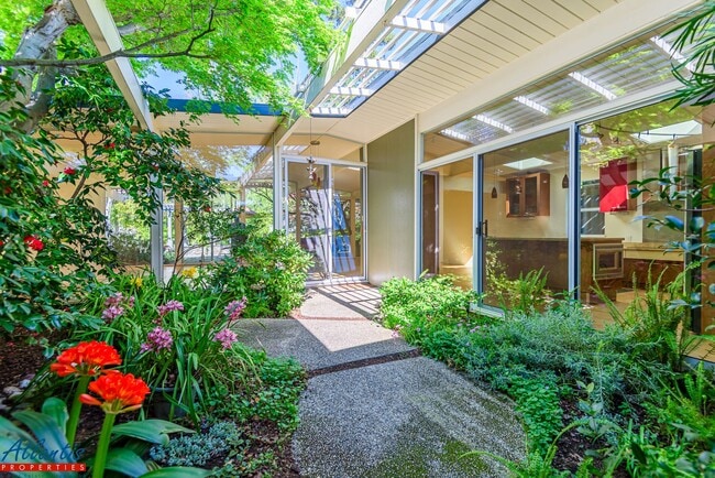 Building Photo - Gorgeous Eichler Home | Desirable Location
