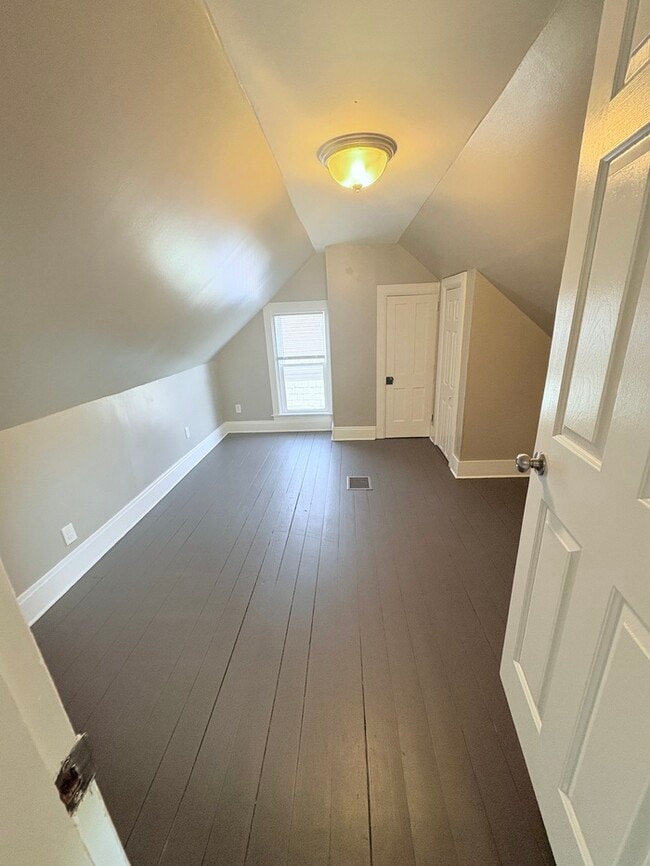 Building Photo - Charming 3BR 1BA Home w/ Sunroom • Stainless Kitchen • Yard w/ Fire Pit in Delaware