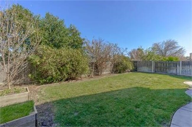 Building Photo - Stunning East Davis home available for fall move in!