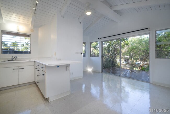 Building Photo - 1BR in Kailua – $3,000 (Utilities Included...