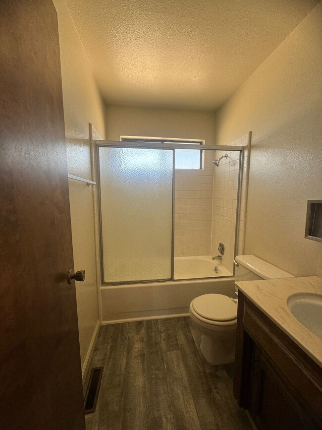 Building Photo - Two Bedroom Townhome Available mid-November