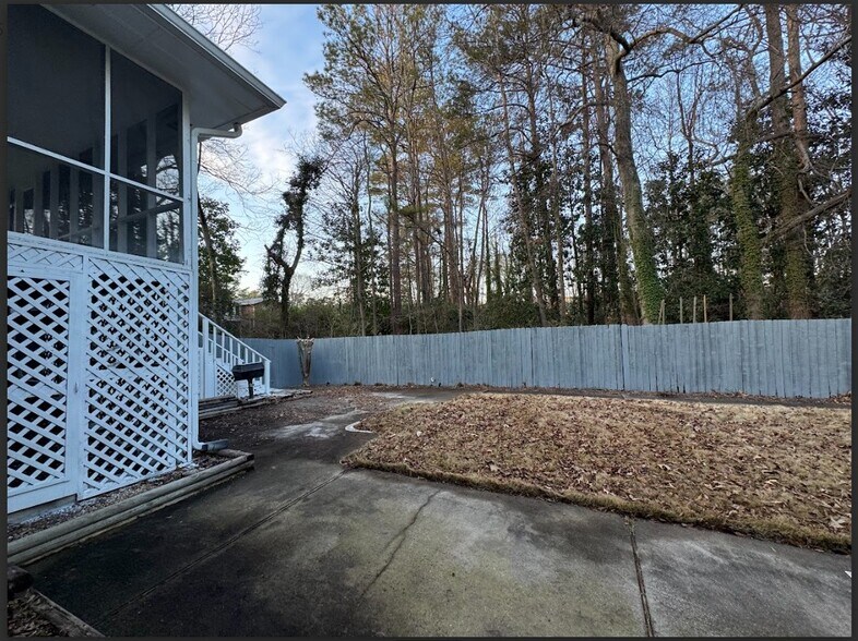 Fenced In_Backyard - 2475 Freydale Rd SE