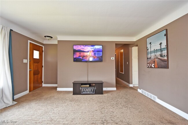 Building Photo - 37 E Meadowlawn Blvd