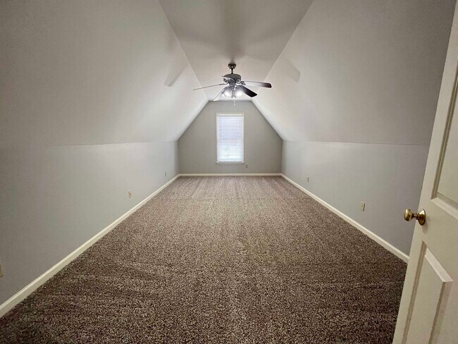Building Photo - 8570 Meadow Green Dr