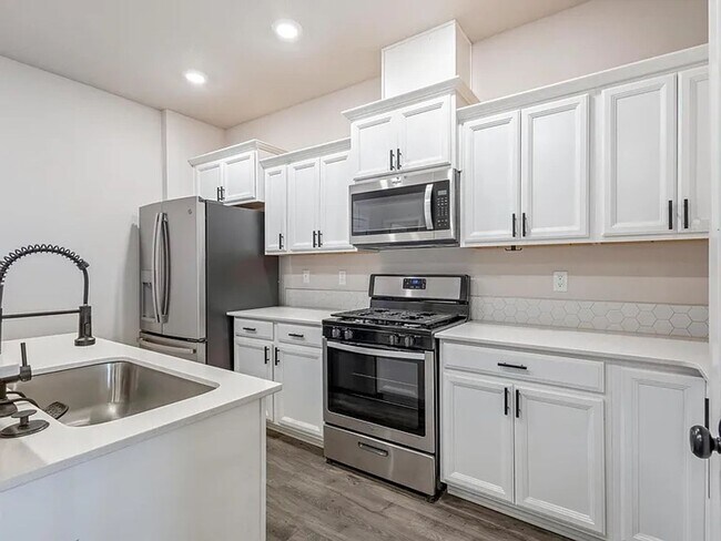 Building Photo - 1226 NW Upas Pl