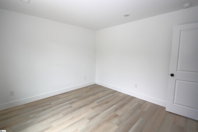 Building Photo - 404 Sierra Rd