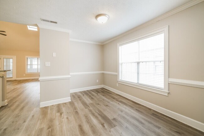 Building Photo - 440 Fairway Ct