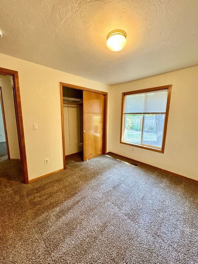 Building Photo - Gorgeous 3 Bed 2 Bath Home Near Shopping and Schools!