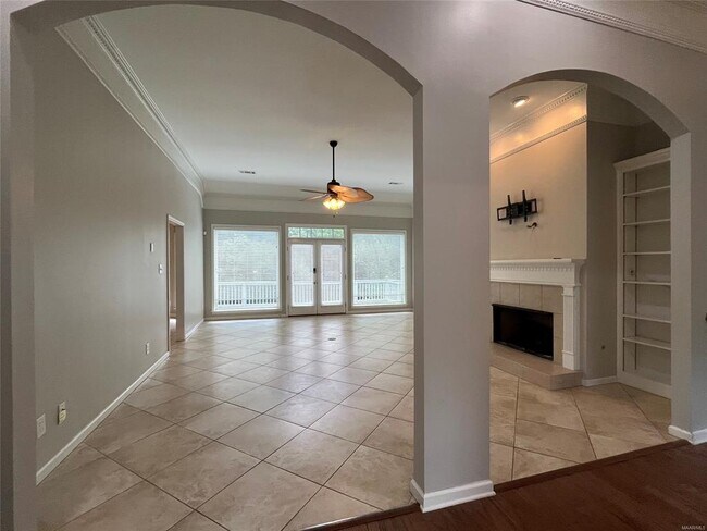 Building Photo - 704 Emerald Dr