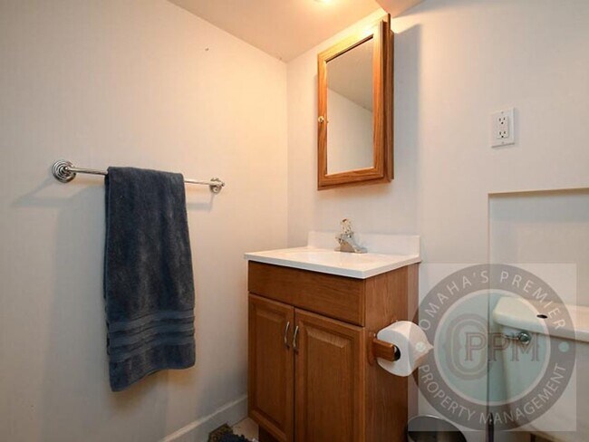 Building Photo - Discover 3-bedroom, 2.5-bath home in Omaha, NE
