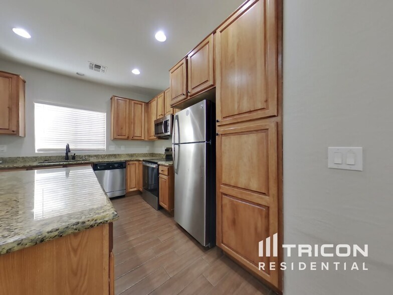 Building Photo - 14132 W Country Gables Dr