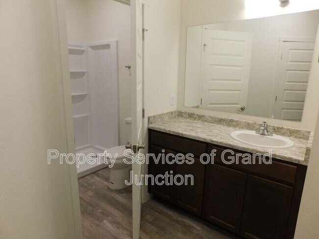 Building Photo - 662 Brookwillow Dr