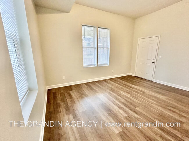 Building Photo - 421 Elm Ave
