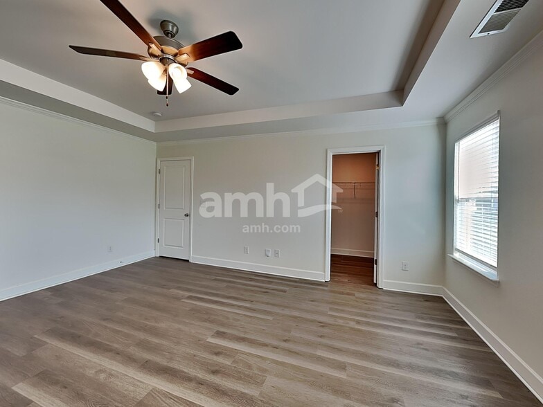 Building Photo - 5702 Lakemont Dr