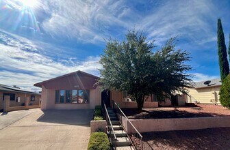 Building Photo - Spacious 3 bedroom with den.