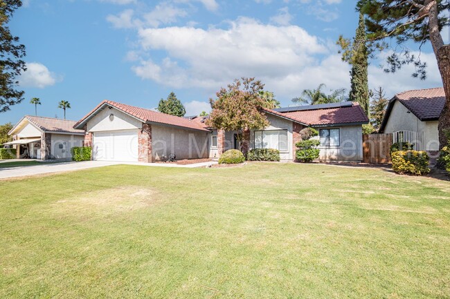 Building Photo - 4 Bedroom/2 Bath Home with a Pool and Sola...