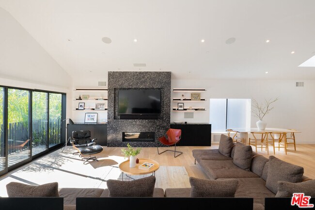 Building Photo - 627 Sunset Ave