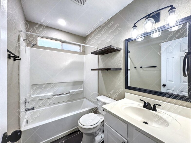 Building Photo - 833 Sagewood Trail
