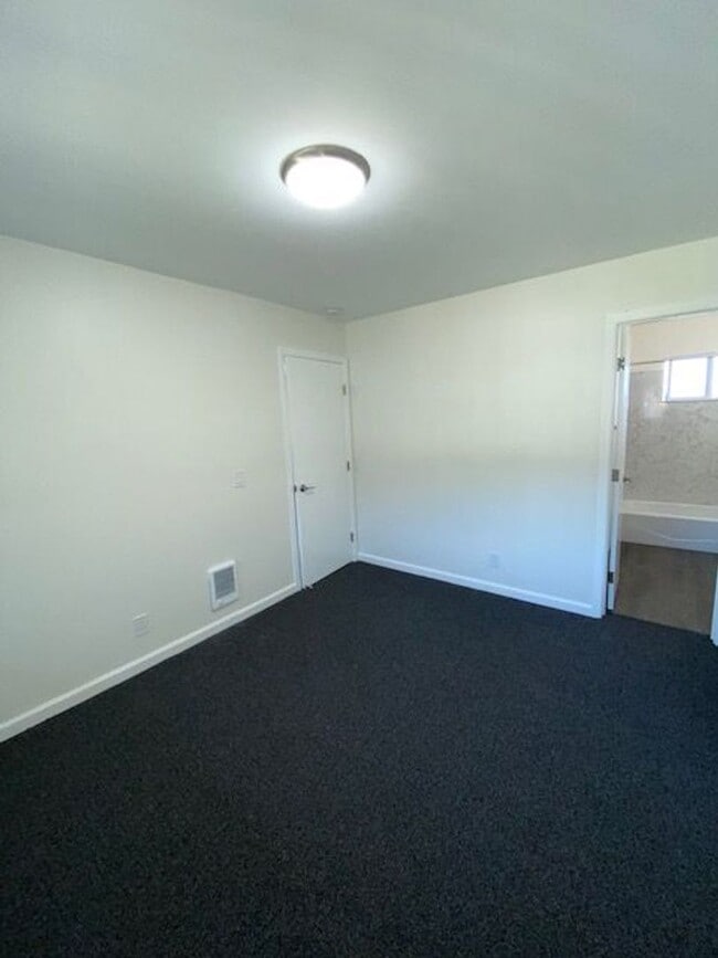 Building Photo - Upstairs beautifully renovated 1 bedroom 1...