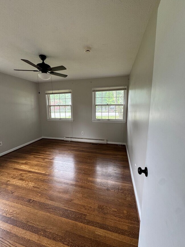 Building Photo - Spacious 3 Bedroom Home with Office, Pool, & Lawn Care Included – Hudson, NC