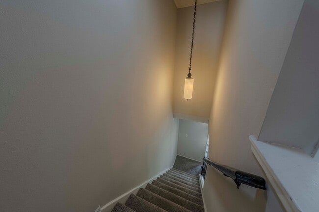 Building Photo - Bright & Airy 2-Bedroom End Unit Townhome