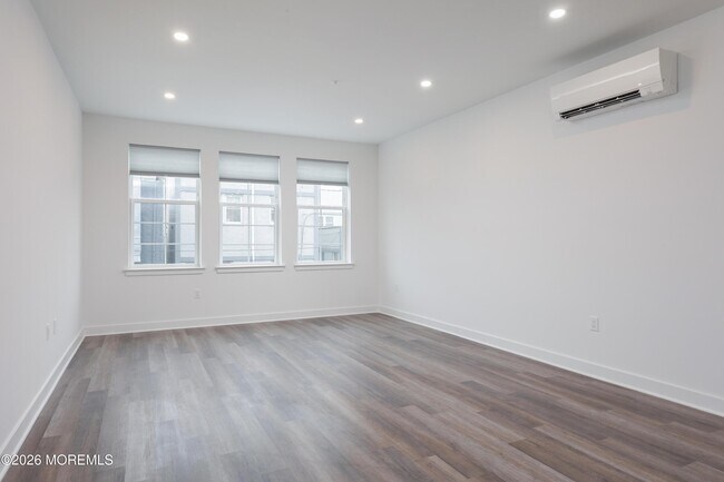 Building Photo - 6 West End Ct