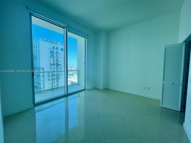Building Photo - 300 S Biscayne Blvd