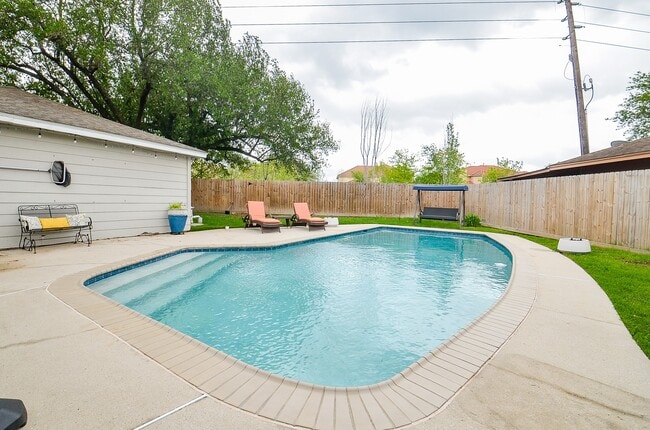 Building Photo - 2019 Briarlee Dr