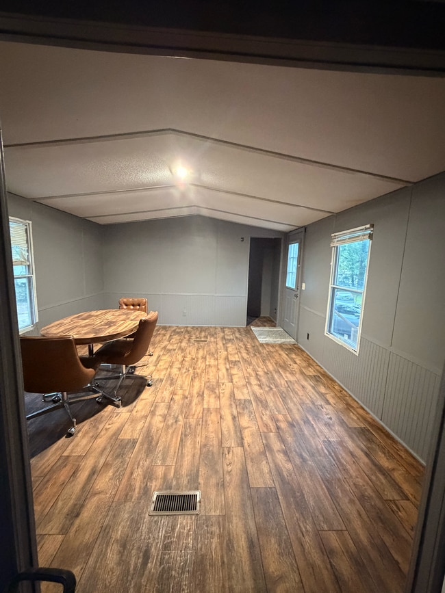 Building Photo - Trailer 8