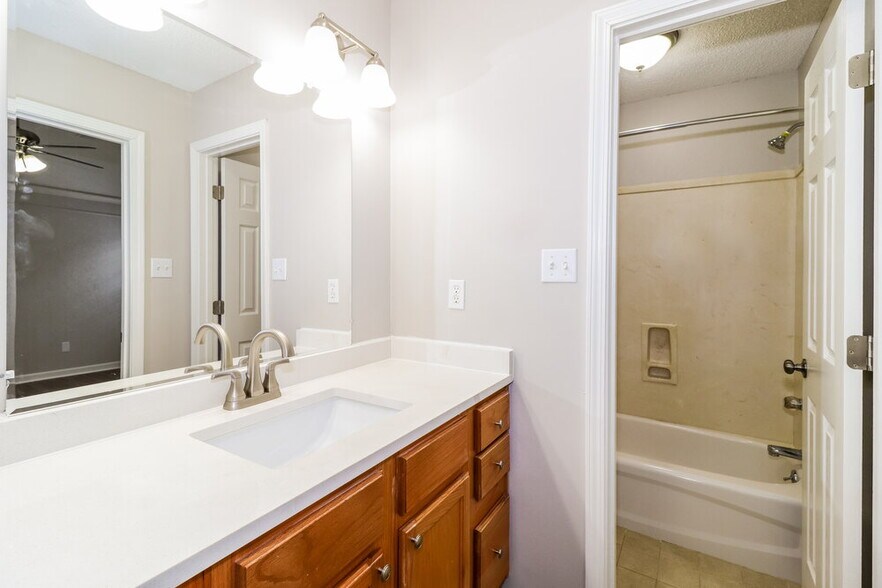 Building Photo - 10095 Cross Hill Dr