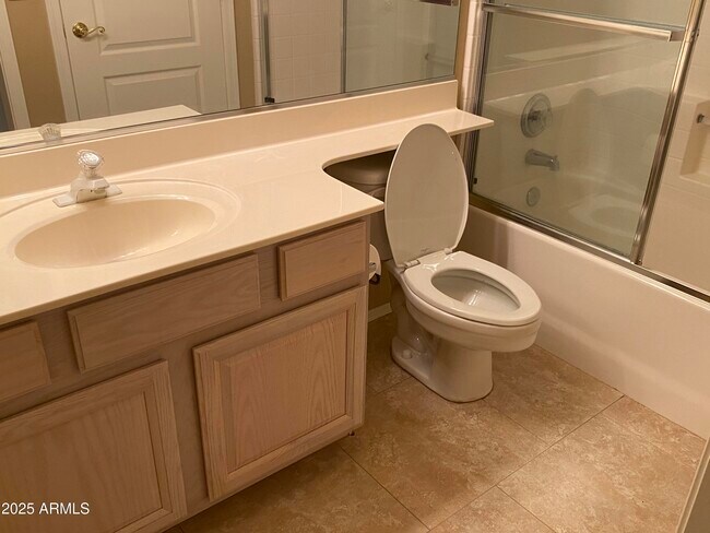 Building Photo - 320 S 70th St