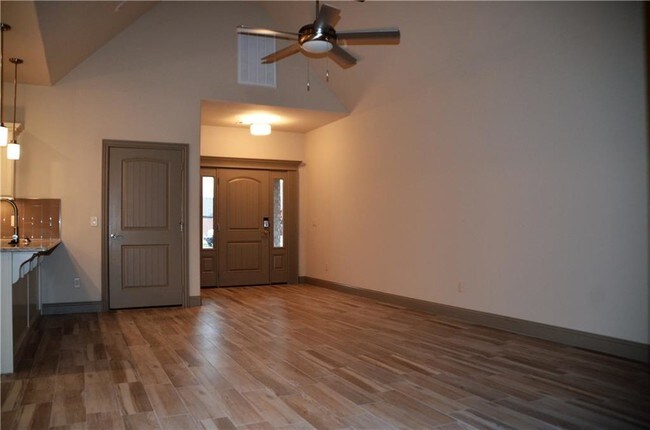 Building Photo - 1802 SW Riverstone Rd