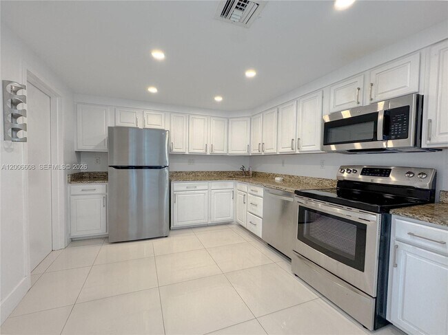 Building Photo - 210 Seaview Dr