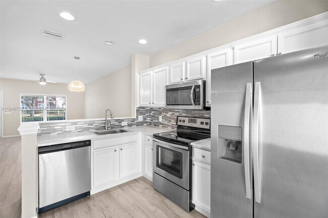 Building Photo - 4481 SW 49th Ave