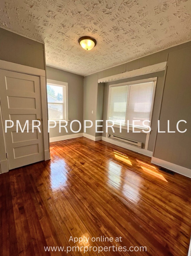 Building Photo - 3 Bedrooms/1Bathroom House