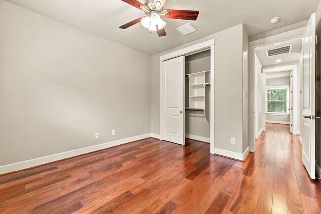 Building Photo - 303 Zennia St