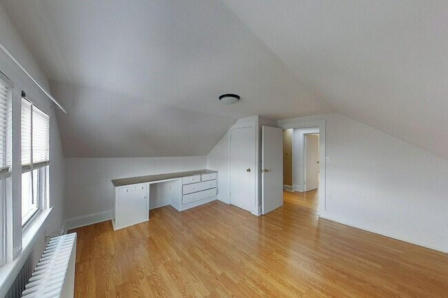 Building Photo - 19 Dixon St