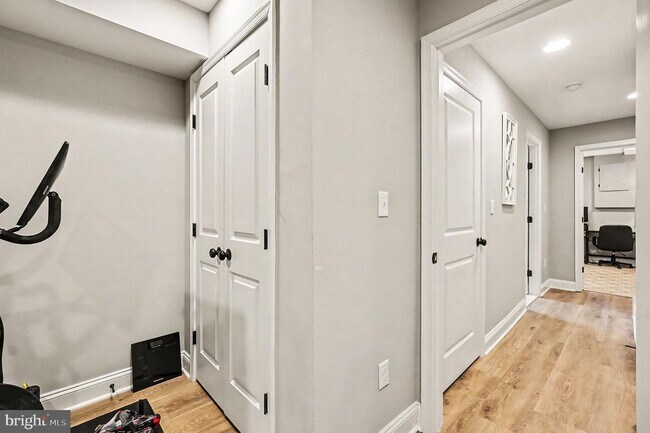 Building Photo - 443 S Robinson St