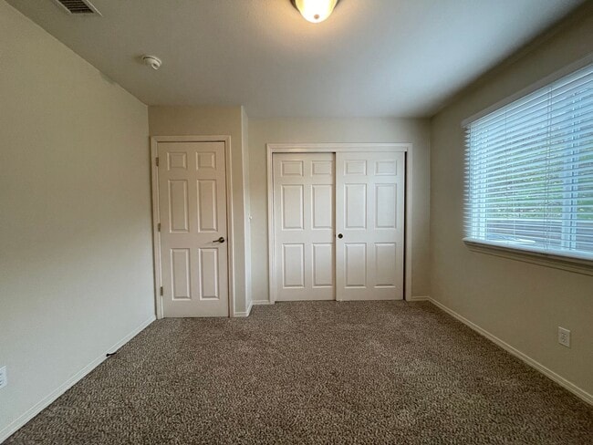 Building Photo - 3895 Hillcrest Dr