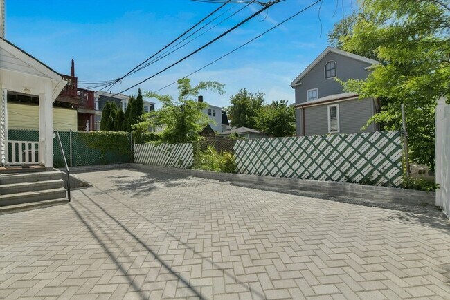 Building Photo - 166 Sydney St