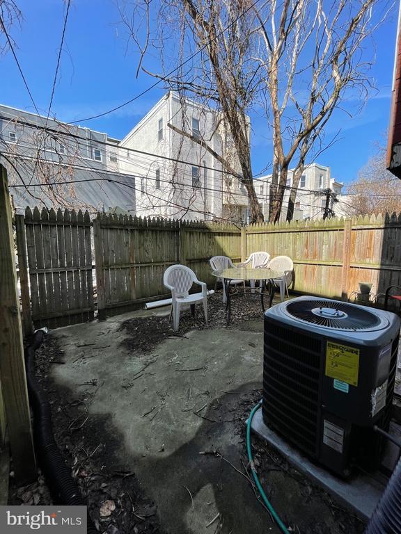 Building Photo - 2024 N Carlisle St