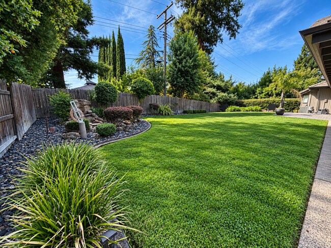 Building Photo - 8036 Glenbar Way
