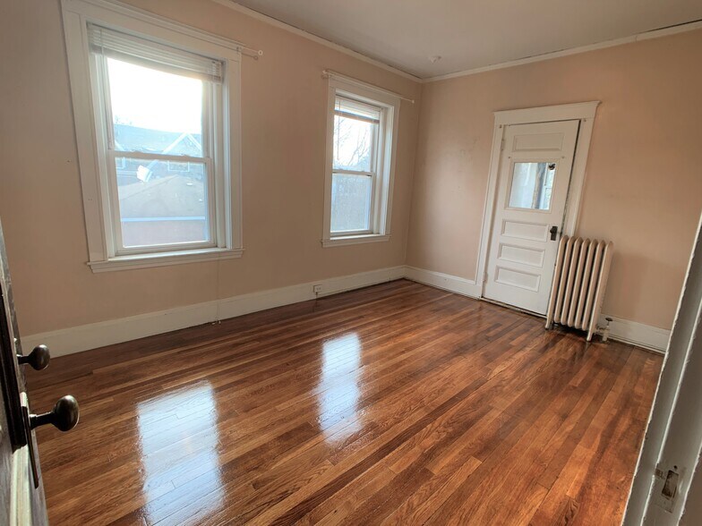 Building Photo - 154 Thorndike St